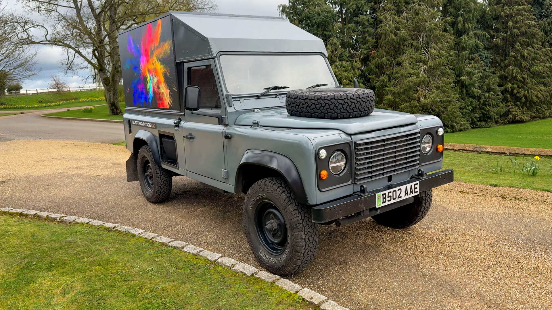Drake — Land Rover Defender B502 AAE